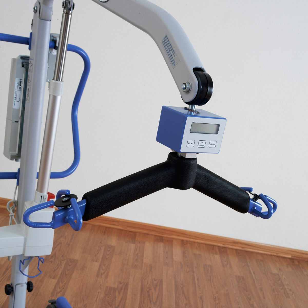 The Hoyer Advance 6-point spreader bar with scale, the scale between the boom and the bar, with its Recall, On/Zero and units buttons